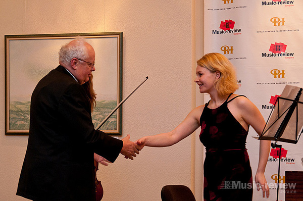 Мирослав Скорик вітає Ірину Стародуб Мирослав Скорик вітає Ірину Стародуб