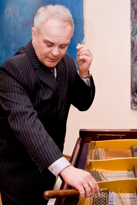 Вадим Шабельник , майстер-настроювач фортепіано. Фото: Сергій Пірієв Вадим Шабельник , майстер-настроювач фортепіано. Фото: Сергій Пірієв