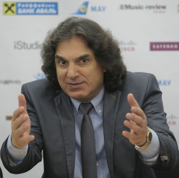 Диригент Диригент Фахраддін Керімов (Азербайджан). Фото с сайту: http://www.day.kiev.ua ДДиригент Фахраддін Керімов (Азербайджан). Фото с сайту: http://www.day.kiev.ua