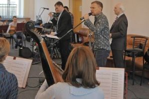 Музыканты двух культовых коллективов готовятся к масштабному бою. 