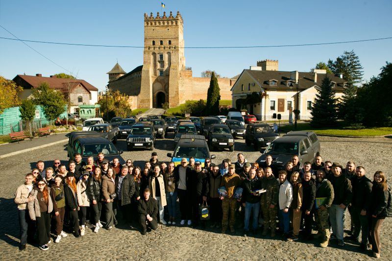 Хор “Гомін” і TEATR.org.ua передали 25 автомобілів ЗСУ