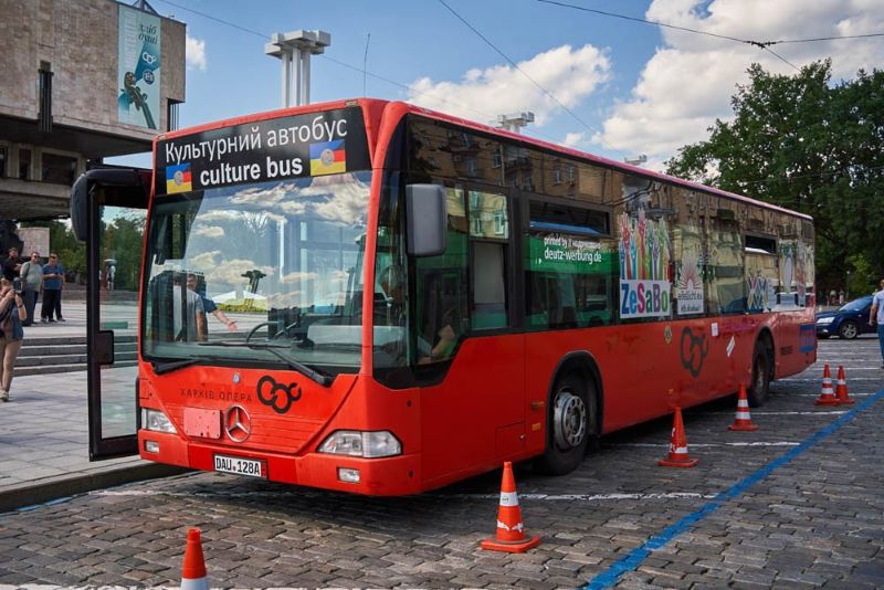 Німецькі благодійники подарували театру опери та балету автобус